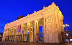 Центральный вход в парк Горького. Фото Sergey Korovkin 84 с сайта wikimedia.org